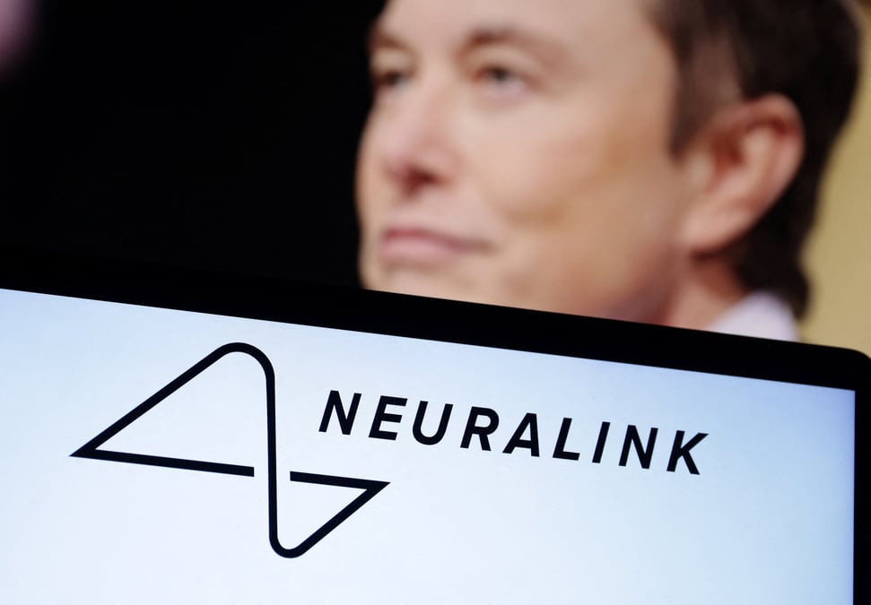 Le logo de neuralink et une photo d'elon musk