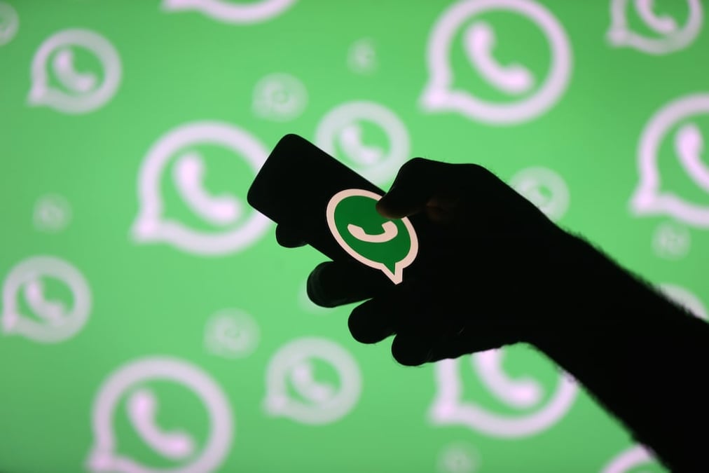 Contrairement à Twitter ou Facebook, la détection des "fake news" sur WhatsApp est particulièrement ardue puisque les conversations, personnelles ou en groupe, y sont cryptées et privées.