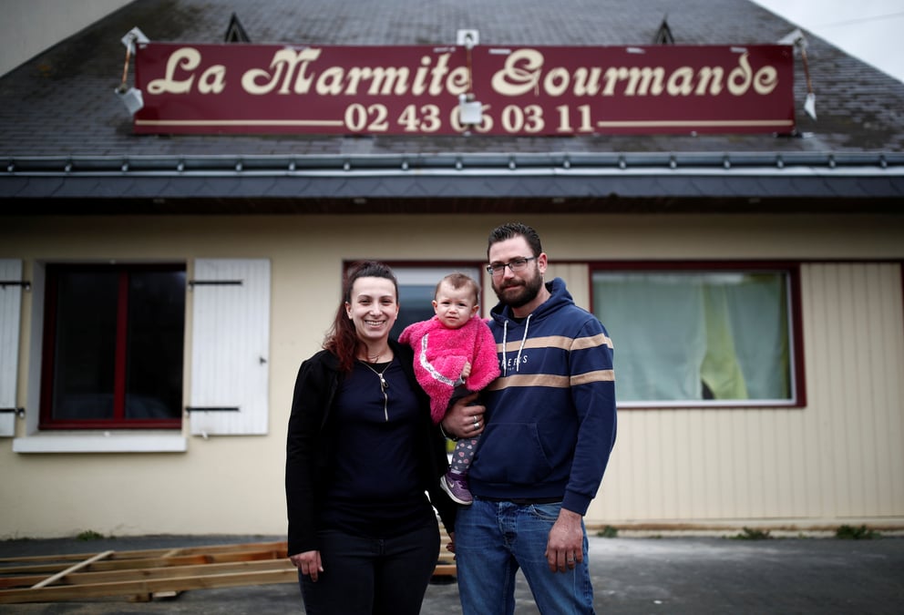 En france, retrouver le gout des autres au cafe du village