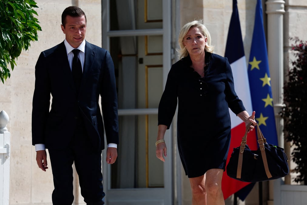 Marine le pen et jordan bardella se promenent a l'exterieur du palais de l'elysee