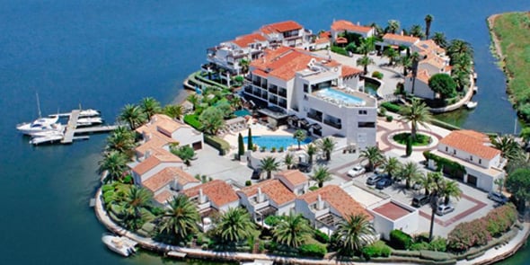 L'hôtel L'Île de la lagune, à Saint-Cyprien (66), du groupe Roussillhotel