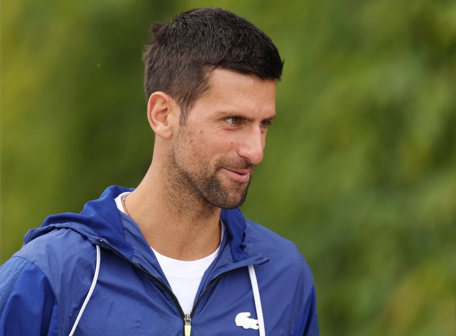 Novak djokovic avant l'entrainement, a wimbledon