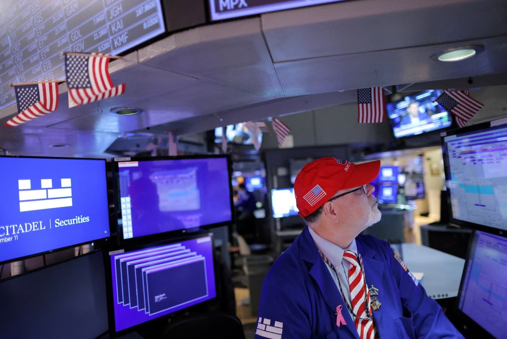 Un trader travaille à la bourse de new york (nyse)