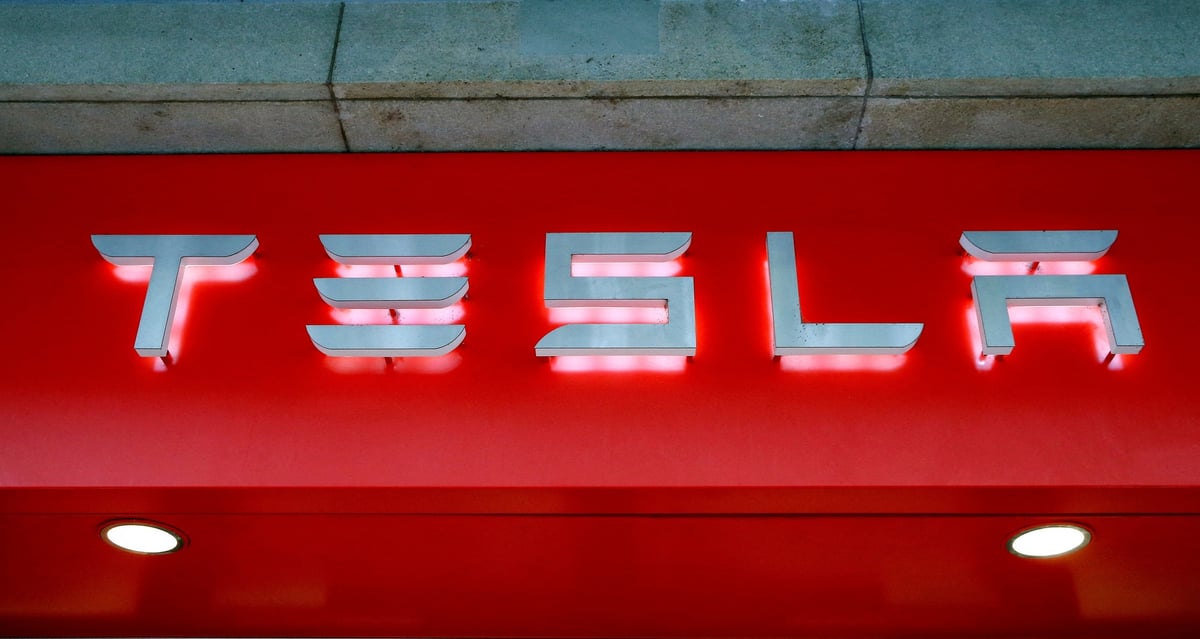 Le logo du constructeur automobile americain tesla a zurich
