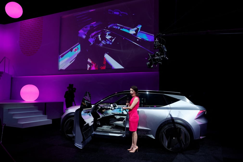 Presentation du concept car ultra-connecte "h1st vision" a paris