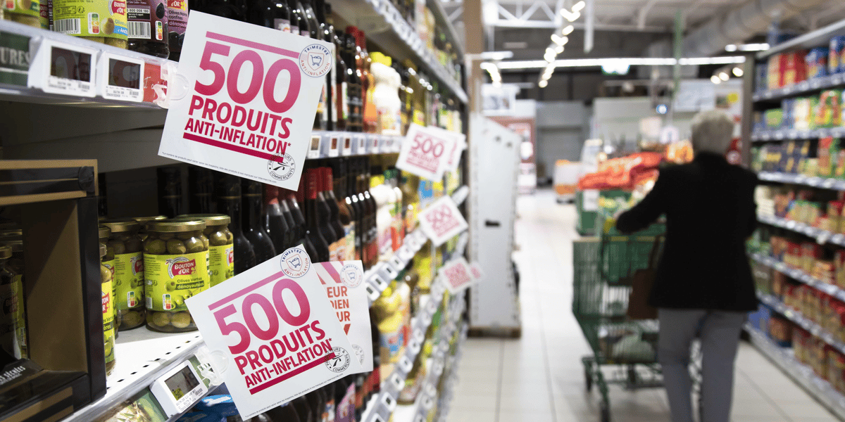 L'inflation dite sous-jacente, qui exclut les prix les plus volatils et ceux soumis à intervention de l'État, permettant de dégager une tendance de long terme, reste élevée à +5,7% sur un an, mais elle ralentit légèrement par rapport à mai (+5,8%).