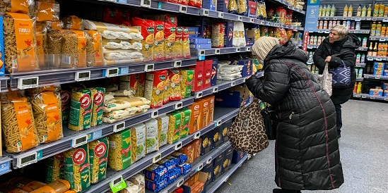Les prix alimentaires sont ceux qui ont le plus contribué au repli d'août, avec ceux des services, d'après l'Office national des statistiques britannique.