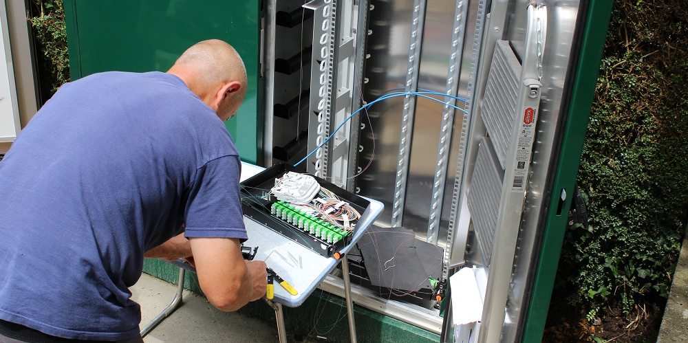Un technicien télécoms raccorde des abonnés à la fibre.
