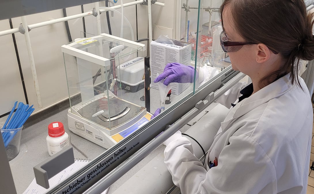 Une chercheuse au sein du laboratoire Inventiva, situé à Daix, à côté de Dijon.