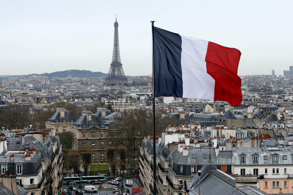 Une vue de paris montre le drapeau francais au-dessus de l'horizon de la capitale francaise