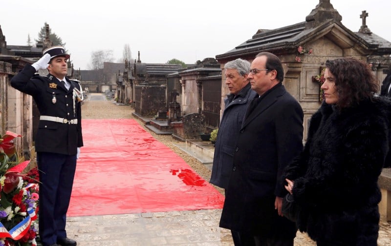 Francois hollande a jarnac sur la tombe de francois mitterrand