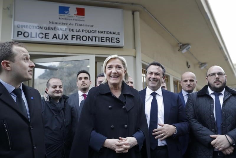Le pen devant fillon et macron, selon un sondage