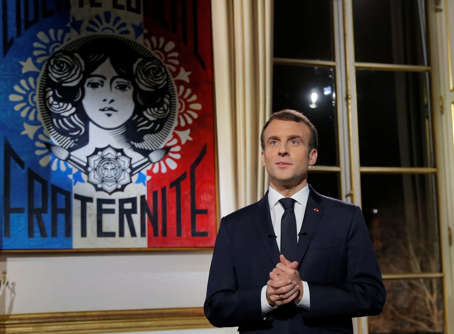 Macron pourfend les "porte-voix d'une foule haineuse"