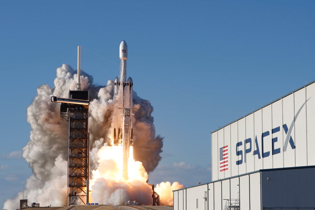 Premier vol commercial de la fusee falcon heavy de spacex