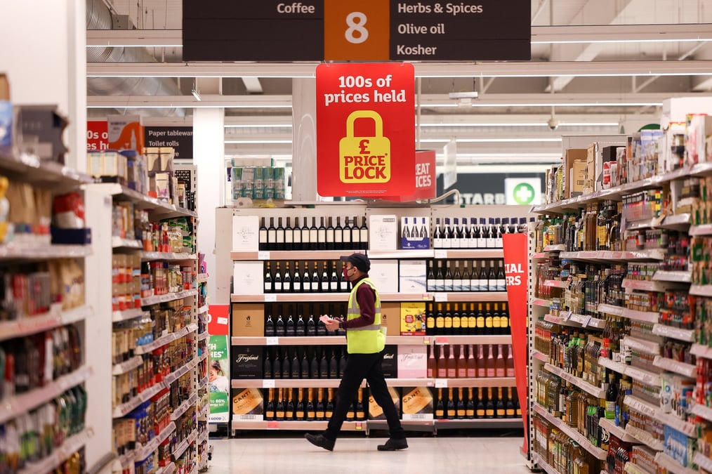 Un employe dans un supermarche sainsbury's a londres