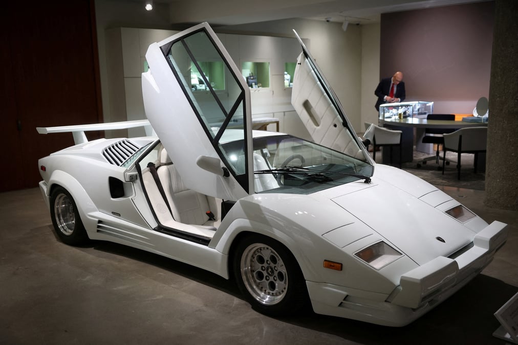 Une lamborghini countach 1989, edition 25e anniversaire, presentee lors d'une conference de presse a new york