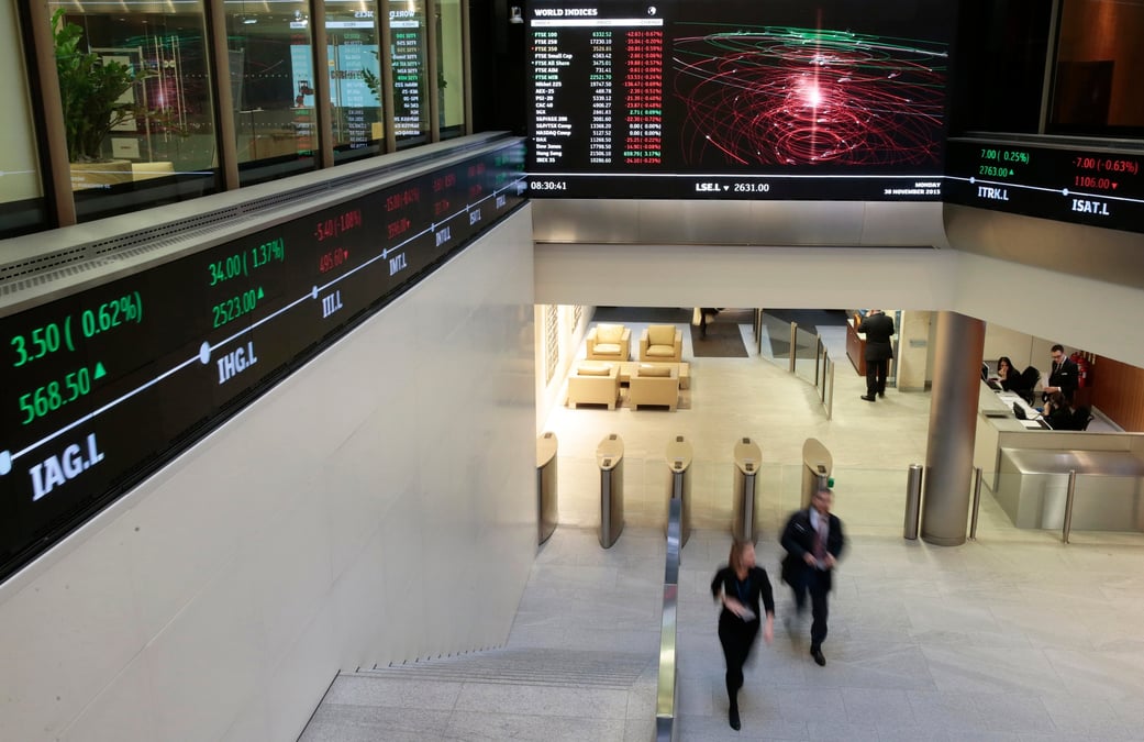 Des personnes se promenent dans le hall de la bourse de londres, a londres