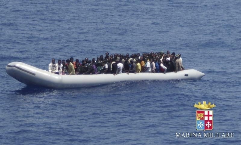 Des navires italiens recueillent pres de 700 migrants
