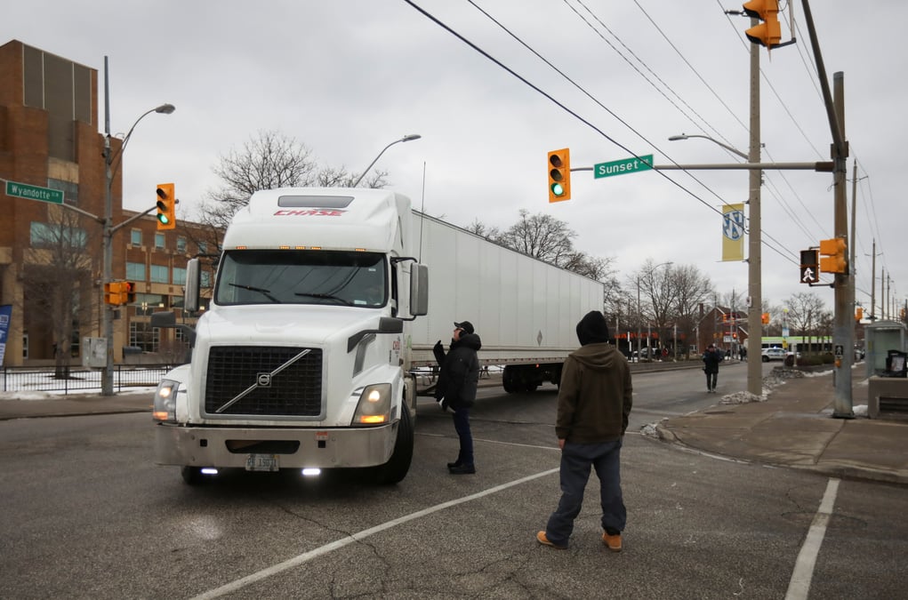 Le principal axe routier entre le canada et les etats-unis reste bloque