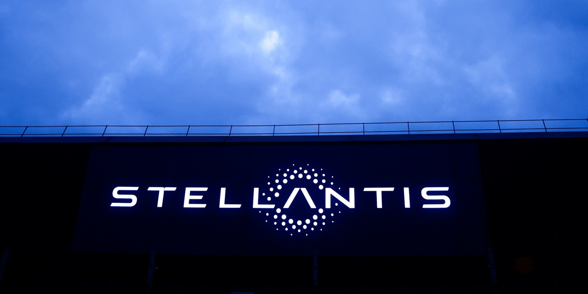 Le logo stellantis sur un batiment a velizy-villacoublay pres de paris