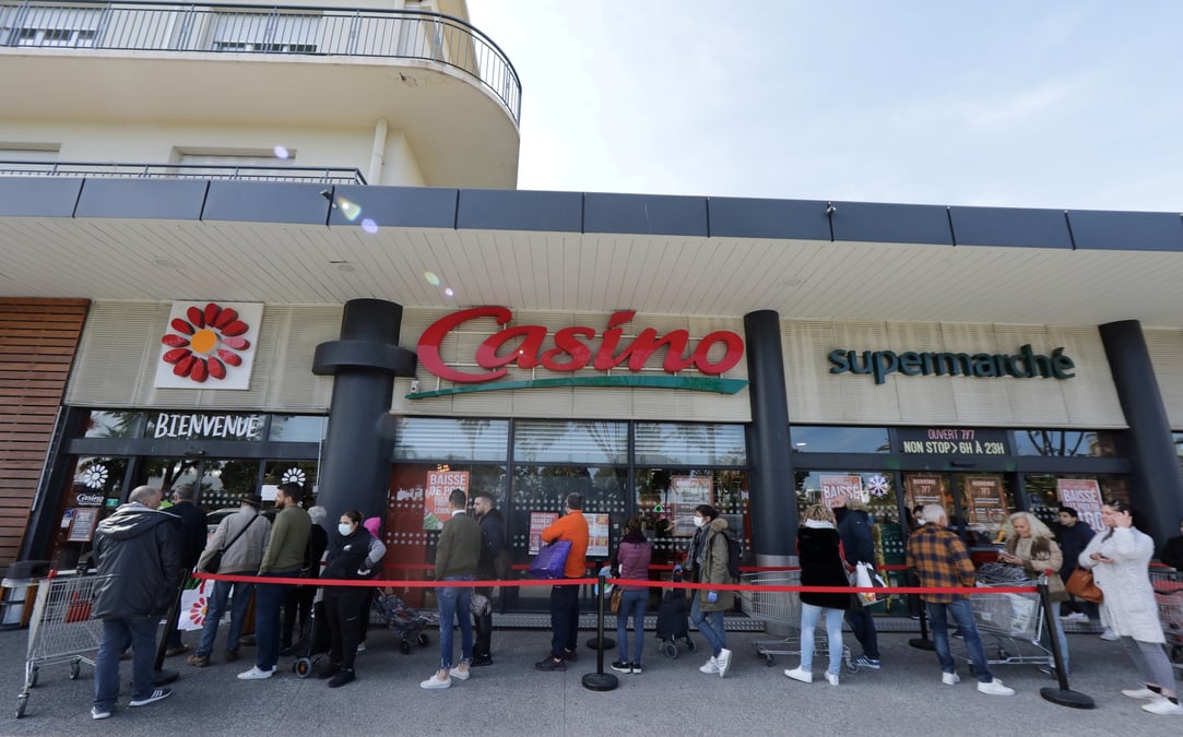 Des personnes font la queue pour entrer dans un supermarche casino a nice