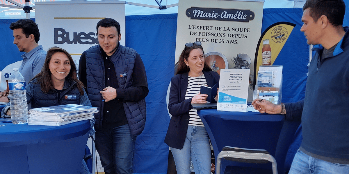 La "Place de l'emploi maritime et de l'économie bleue", organisée par Pôle Emploi le 30 mars 2023 à Sète, invitait les entreprises qui recrutent à rencontrer des candidats à l'embauche.