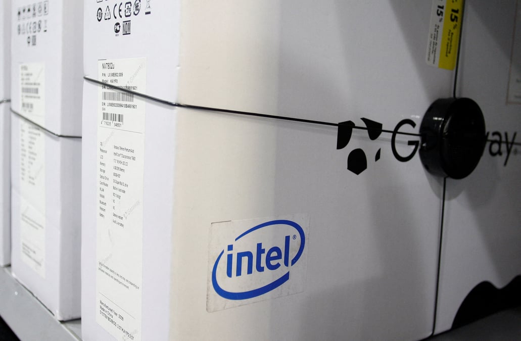 Le logo d'intel dans un magasin d'electronique a phoenix, en arizona