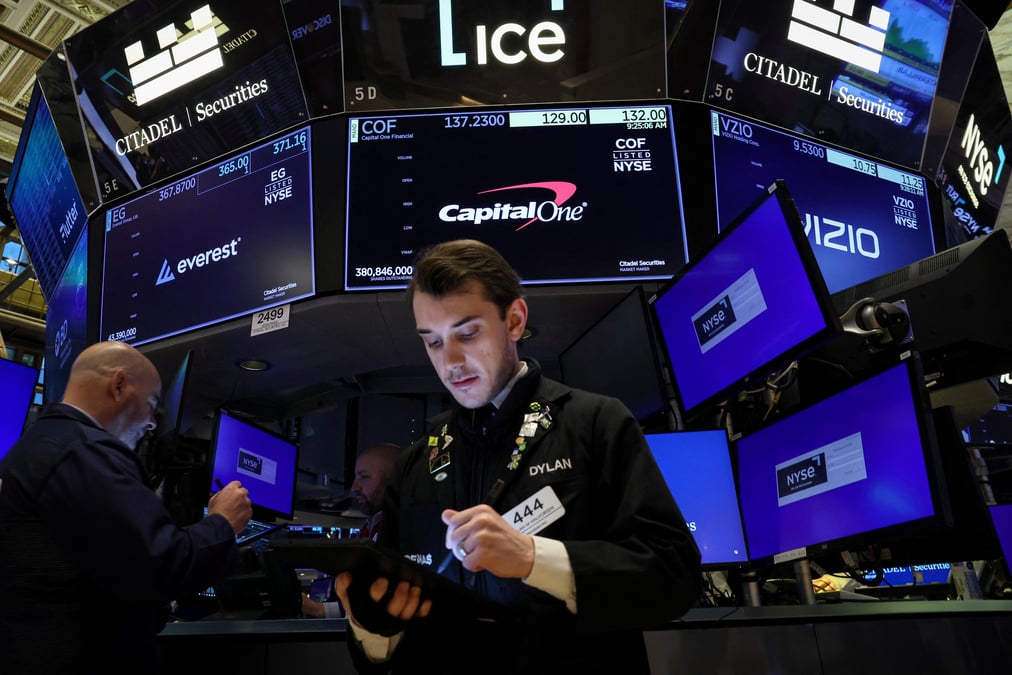 Des traders travaillent a la bourse de new york
