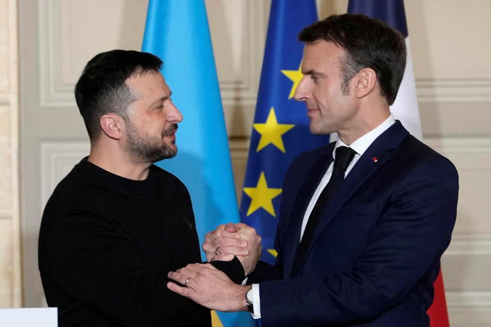 Le president francais emmanuel macron et son homologue ukrainien volodymyr zelenskiy