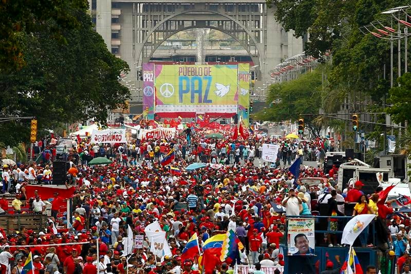 Chavistes et opposants manifestent à Caracas