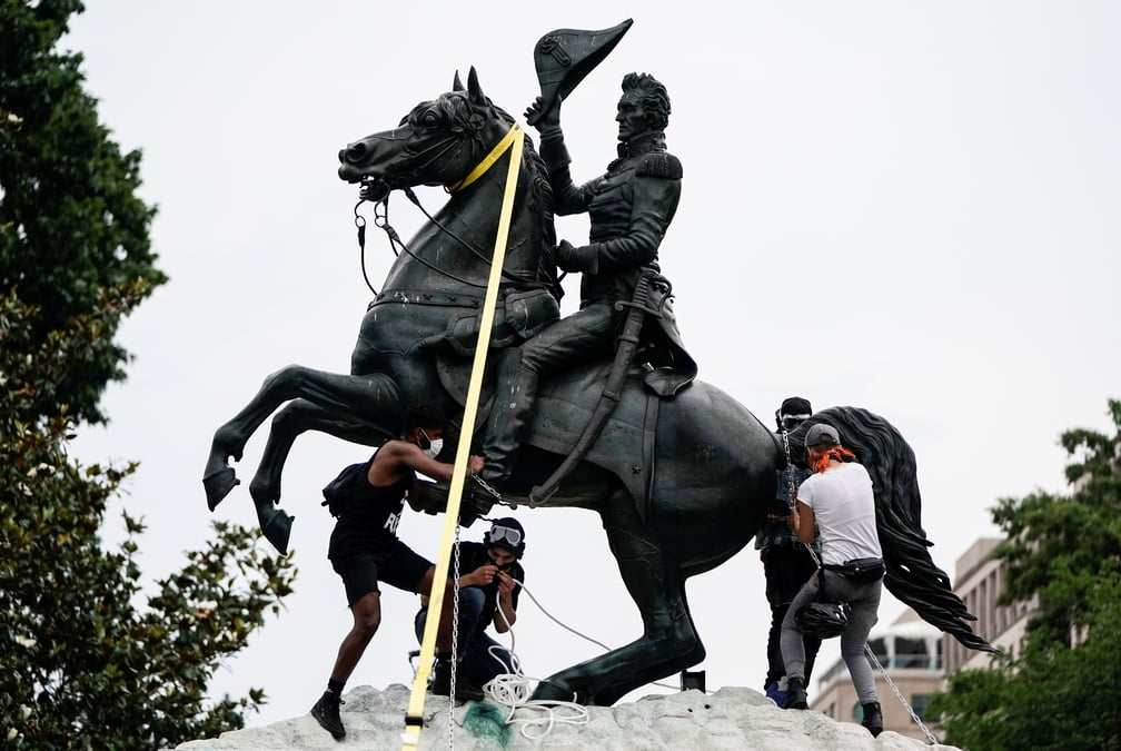 Des manifestants tentent de mettre a bas une statue pres de la maison blanche