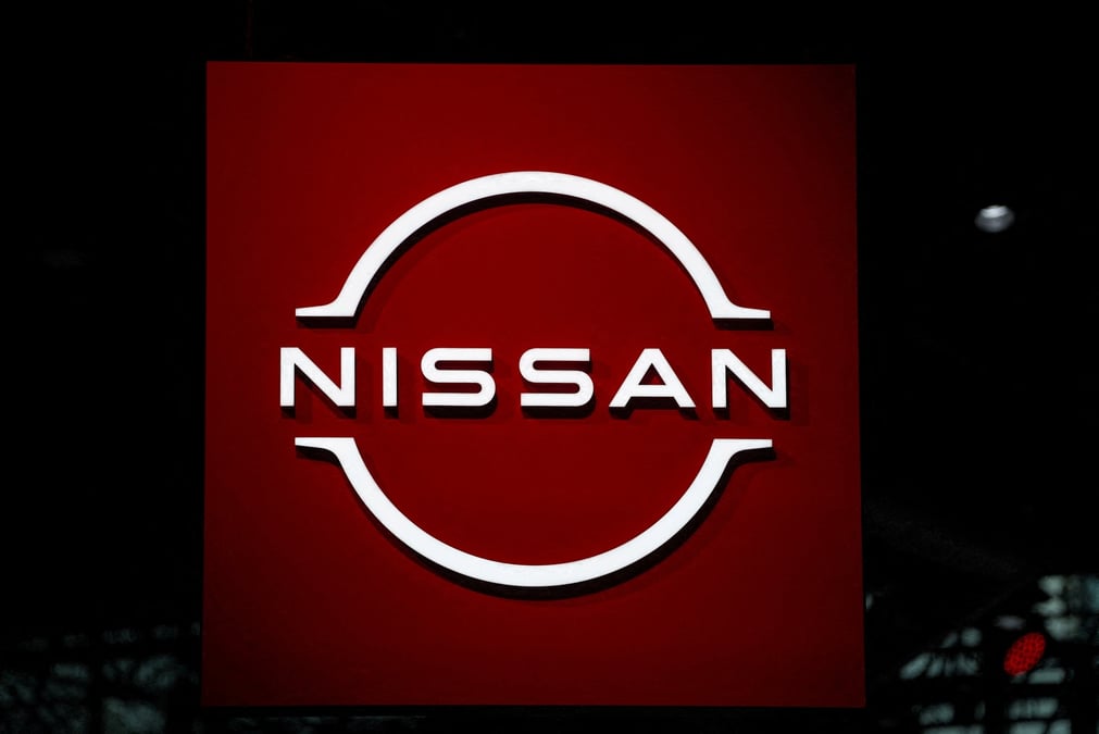 Un logo nissan est vu lors du salon international de l'automobile de new york