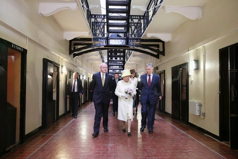 La reine visite une prison de Belfast avec un ancien de l'IRA