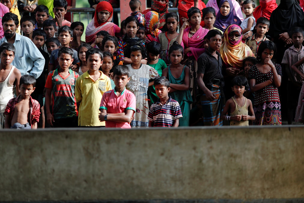 Des rohingya enterrent leurs proches decedes dans un naufrage