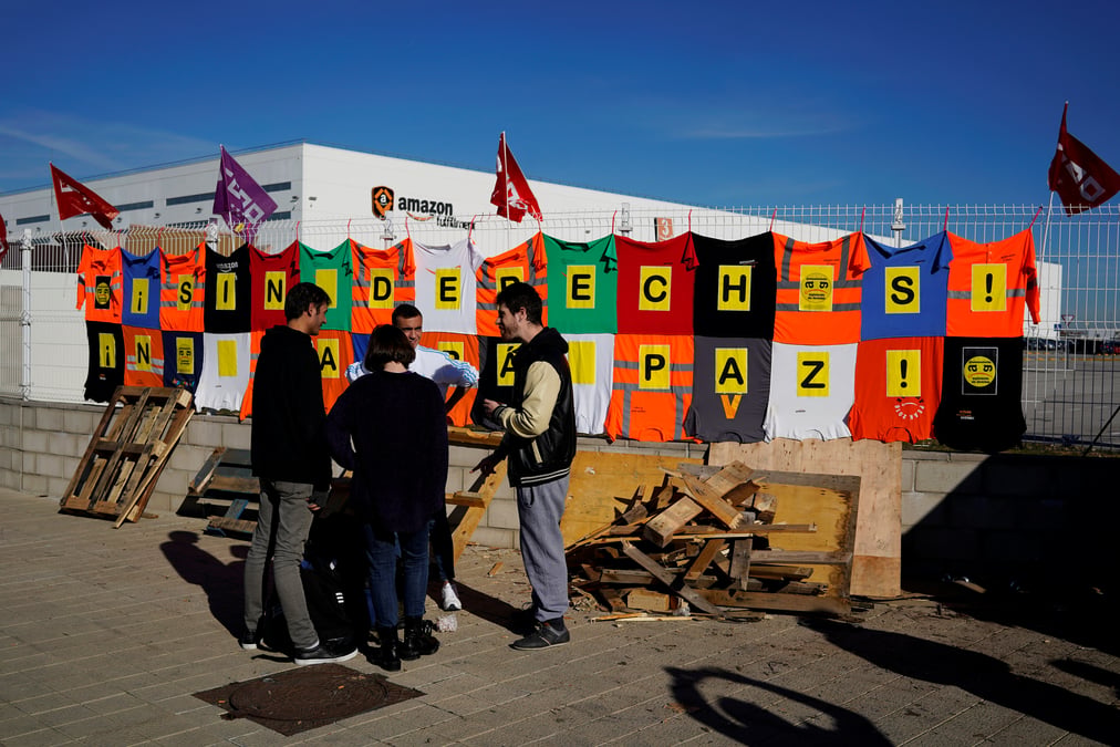 Les salaries d'amazon en greve en espagne avant une fete-cle