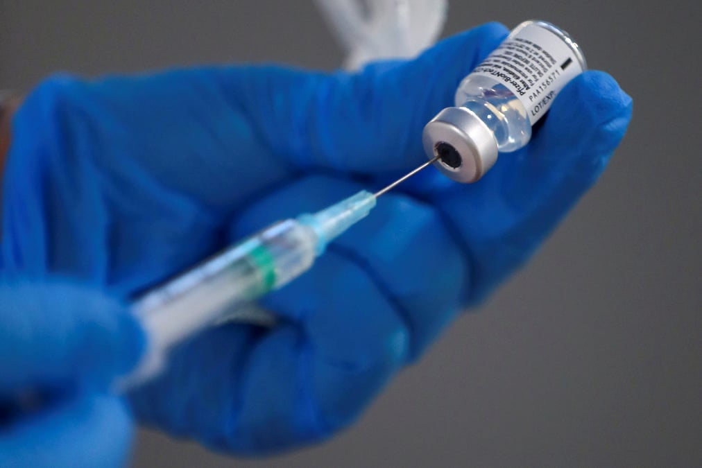 L'ue finalise un second contrat avec pfizer pour 300 mlns de doses