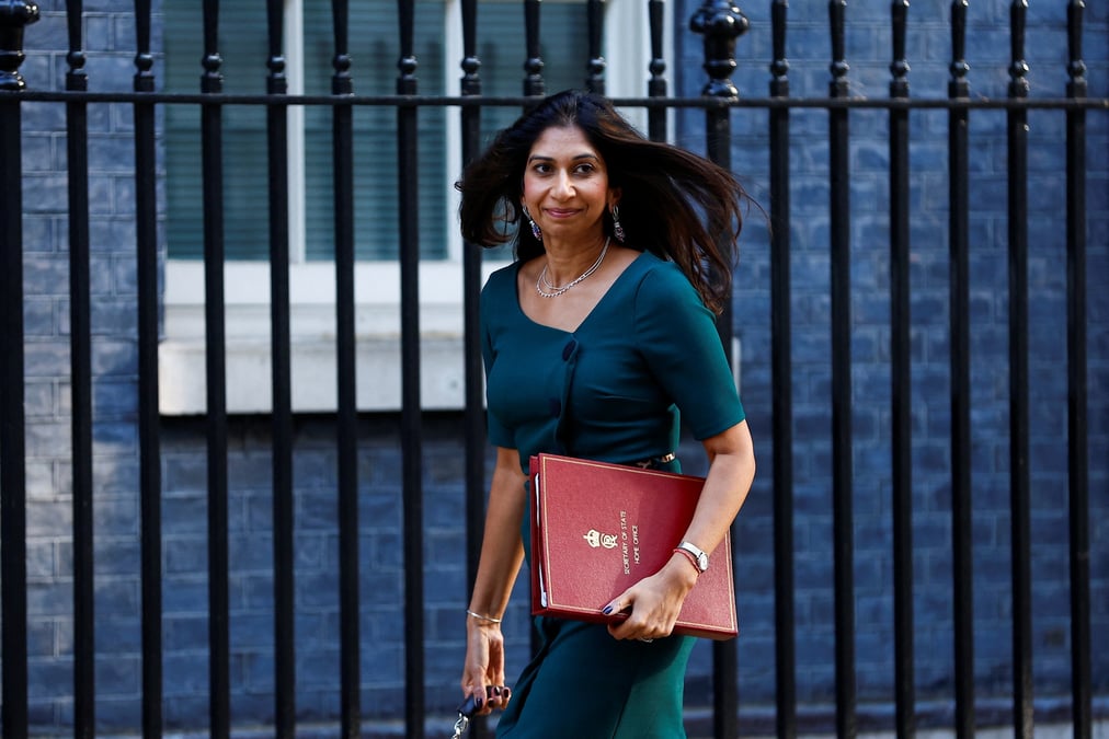 La ministre de l'interieur, suella braverman, marche dans la downing street a londres
