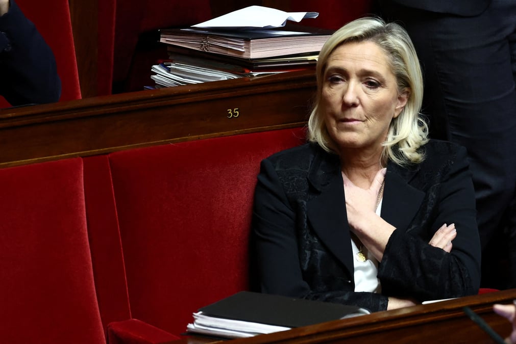 Marine le pen a l'assemblee nationale a paris
