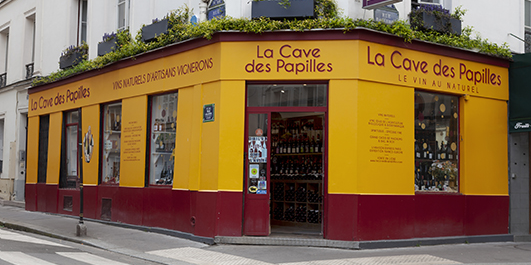 Dans le quartier de Montparnasse, La Cave des Papilles propose toute une gamme de vins bio.