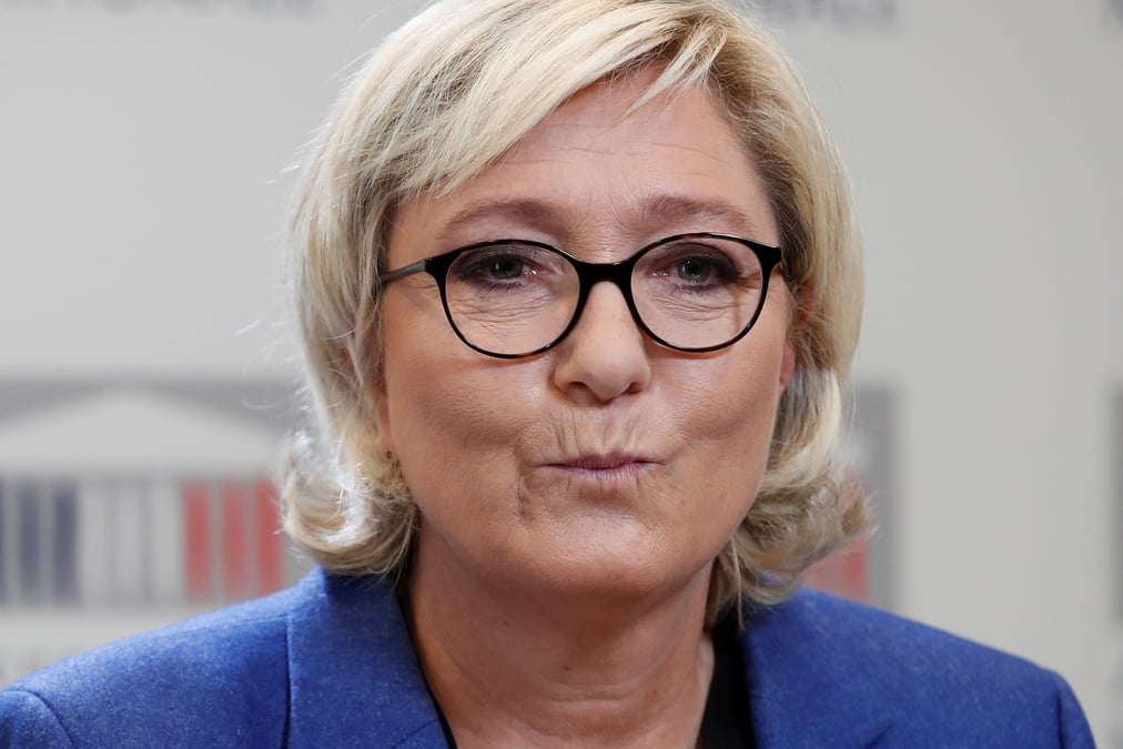 Marine le pen poursuit son virage sur l'ue et l'euro