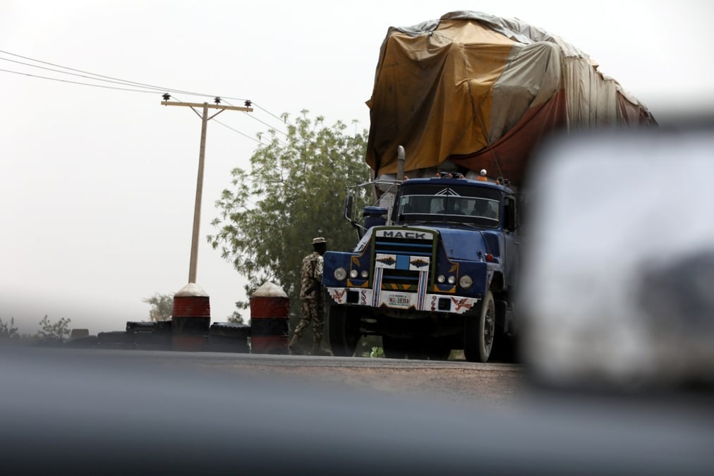 militaire Nigeria contrôle camion transport