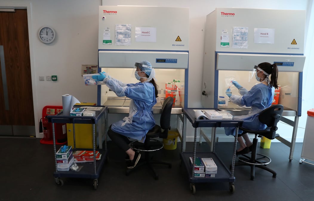 Coronavirus: plus de 18.000 deces en grande-bretagne, le gouvernement critique