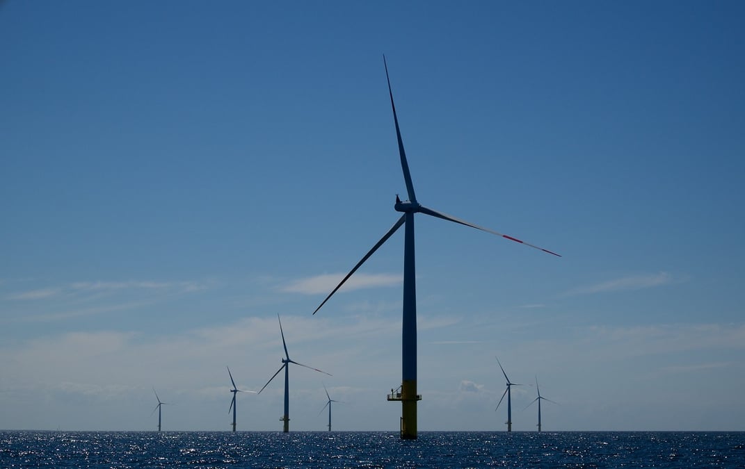 Comme pour le parc éolien en mer de la baie de Saint-Brieuc (Côtes-d'Armor) ou celui de Dunkerque (Nord), les projets de nouveaux parcs éoliens suscitent de vives oppositions des habitants ou des associations. L'équipe du projet Pennavel en Bretagne Sud n'y échappe pas. Un recours a été déposé fin 2024 au Conseil d'État.