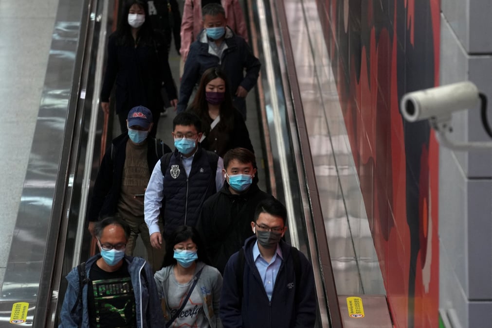 Des passagers dans une station de metro a hong kong, en chine