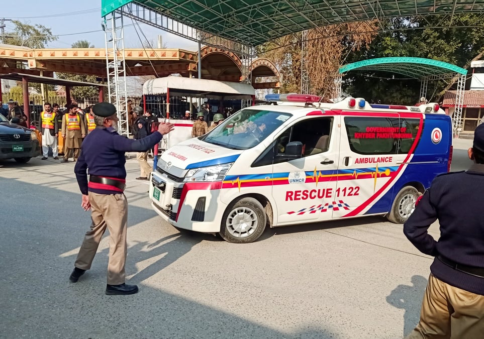 Un officier de police guide une ambulance apres un attentat suicide dans une mosquee, dans la zone de la ligne de police a peshawar