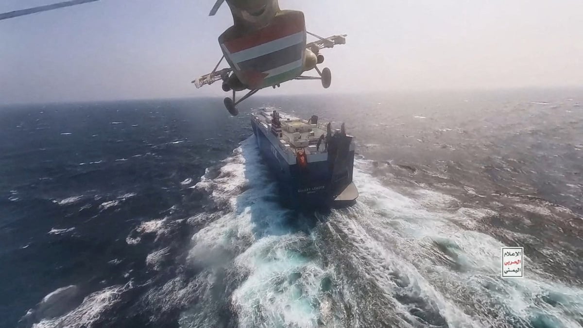 Un helicoptere militaire houthi survole un cargo en mer rouge