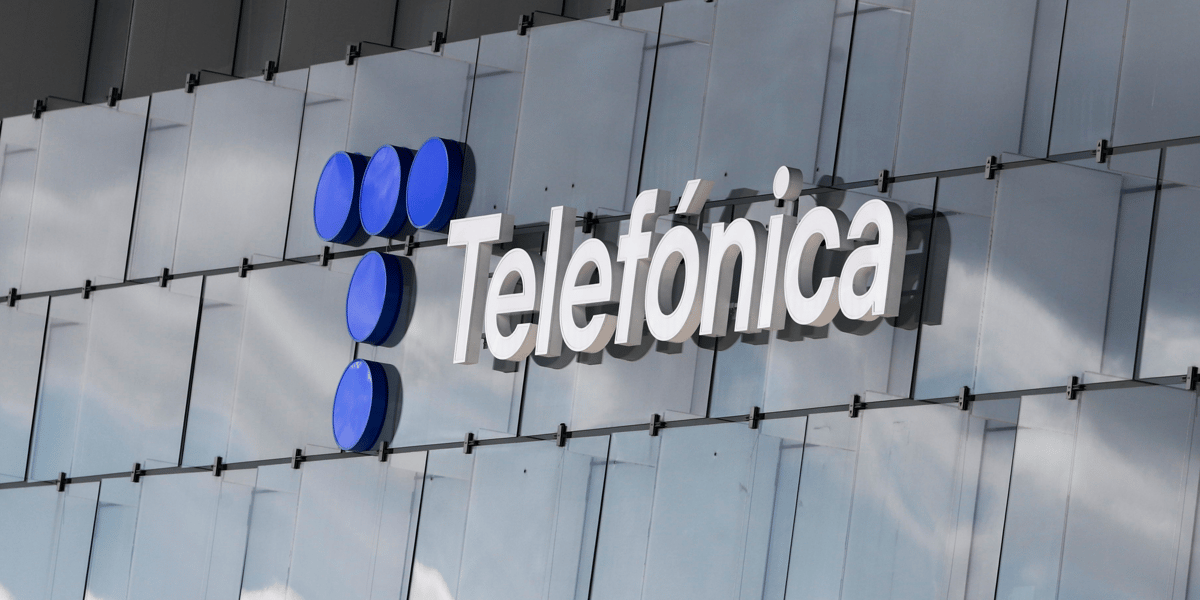 Telefonica traverse une période difficile. L’opérateur reste très endetté : ses dettes avoisines les 27 milliards d’euros pour un chiffre d’affaires de 40 milliards d’euros.