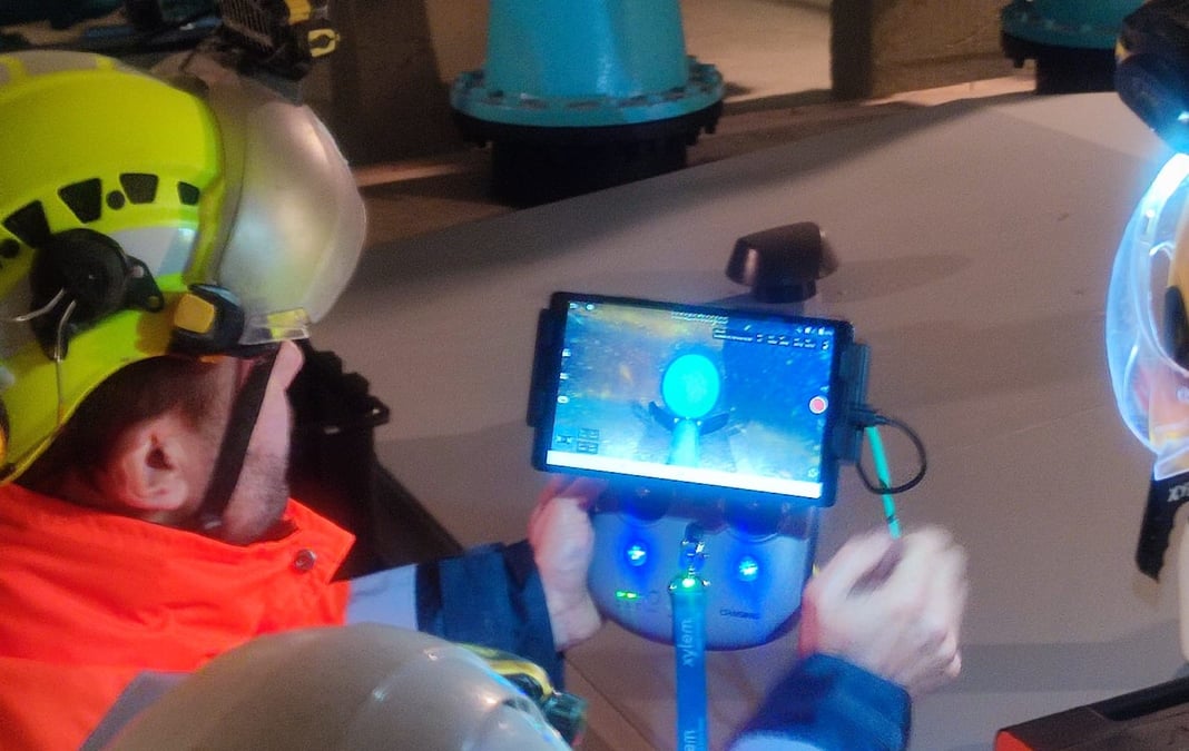 Avant l'inspection d'une autre canalisation ancienne, Eau du Bassin Rennais a procédé en décembre à l'inspection d'une canalisation d'eau potable sur un tronçon de 18 kilomètres. Une première permise par l'utilisation d'une technologie développée par le groupe mondial Xylem, couplant une balle-robot avec capteurs et un drone aquatique.