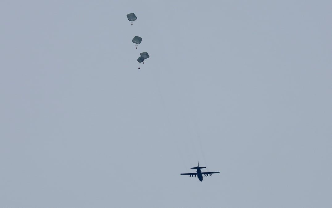 De l'aide larguee par avion au-dessus de gaza