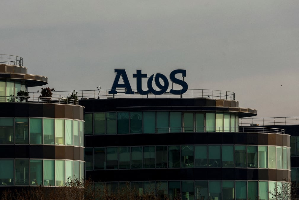 Le logo de la societe francaise de conseil en informatique atos est visible sur un batiment de l'entreprise a bezons, pres de paris